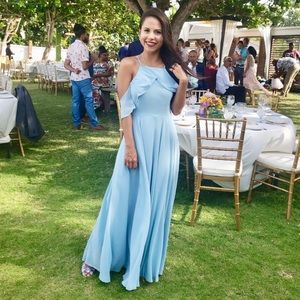 Stunning blue dress with open shoulders! 💃🏻